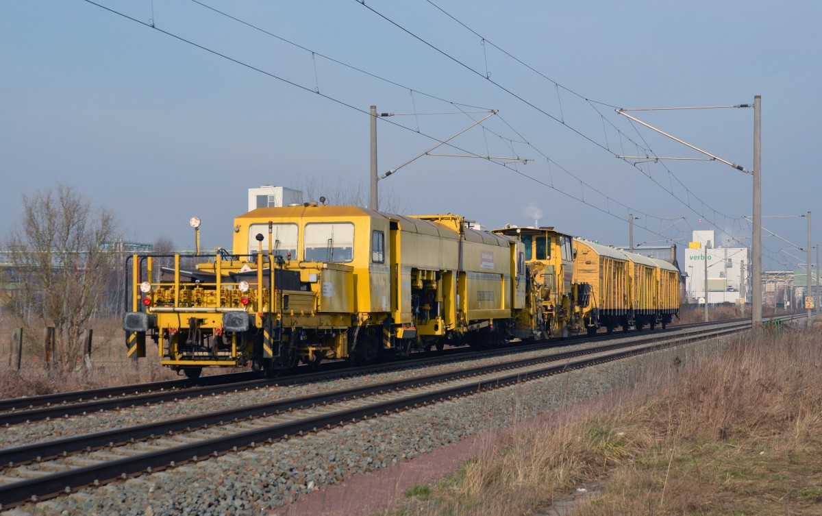 Am 01.03.14 rollte dieser Gleisbauzug durch Greppin Richtung Bitterfeld. 