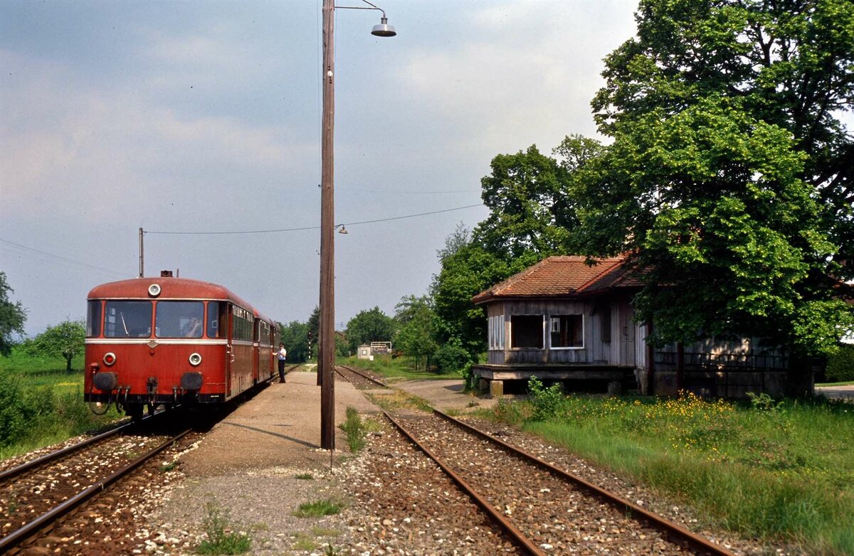 Am 01.03.1985 wartet ein Zug der Voralbbahn im Bahnhof Dürnau. Dieser Bahnhof faszinierte wegen seiner Ursprünglichkeit und Einfachheit. 