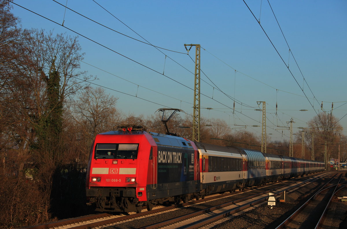 Am 01.03.2021 zog 101 068 den EC8 nach Hamburg-Altona durch Düsseldorf-Oberbeilk. 