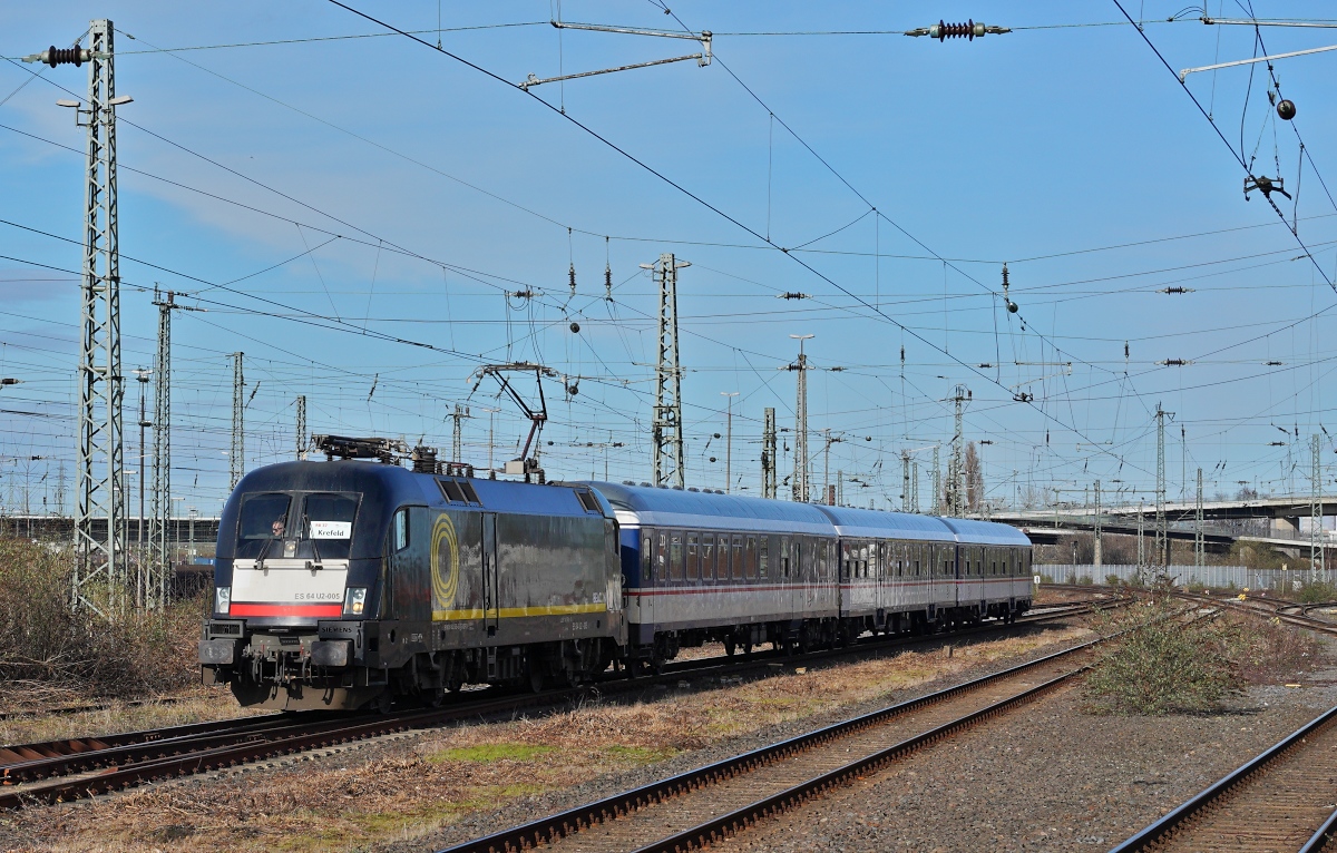 Am 01.03.2024 trifft die von MRCE an Beacon Rail vermietete 182 505-8 als RB 37 aus Krefeld im Neusser Hauptbahnhof ein