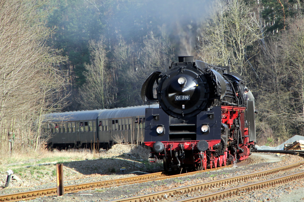 Am 01.04.17 fuhr der Sonderzug  Fichtelgebirge  BR 01 519 von Gera nach Neuenmarkt–Wirsberg in das Deutsche Dampflokmuseum. Hier zu sehen bei der Einfahrt in Zeulenroda unterer Bahnhof.