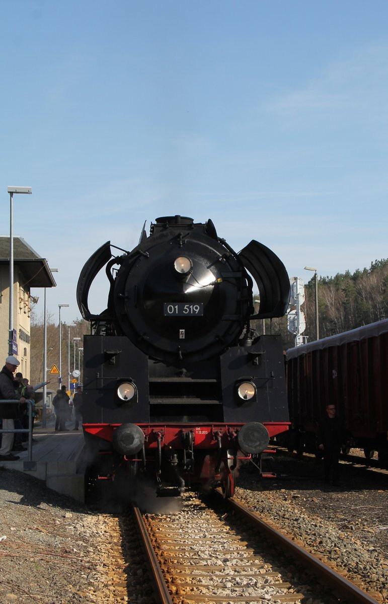 Am 01.04.17 fuhr der Sonderzug  Fichtelgebirge  BR 01 519 von Gera nach Neuenmarkt–Wirsberg in das Deutsche Dampflokmuseum. Hier zu sehen bei der Einfahrt in Zeulenroda unterer Bahnhof.