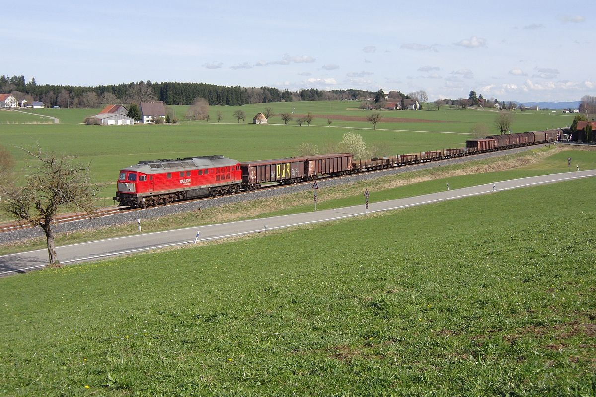 Am 01.04.2011 zieht eine 232er ihre G�terwagen zwischen Ki�legg und Wolfegg durch die Allg�uer Landschaft Richtung Aulendorf.
