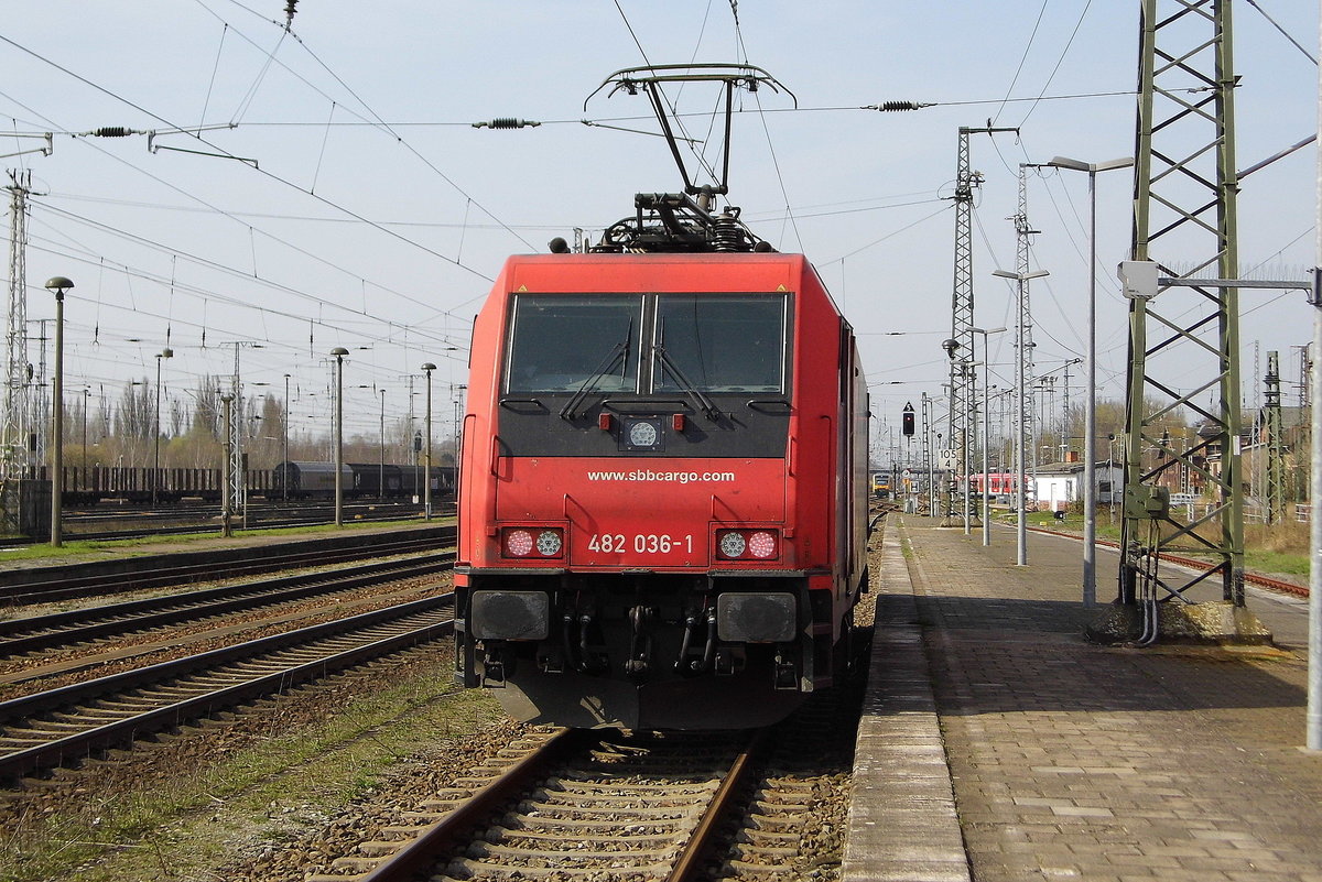 Am 01.04.2017 stand die 482 036-1 von der  HSL Logistik (SBB Cargo)in Stendal .