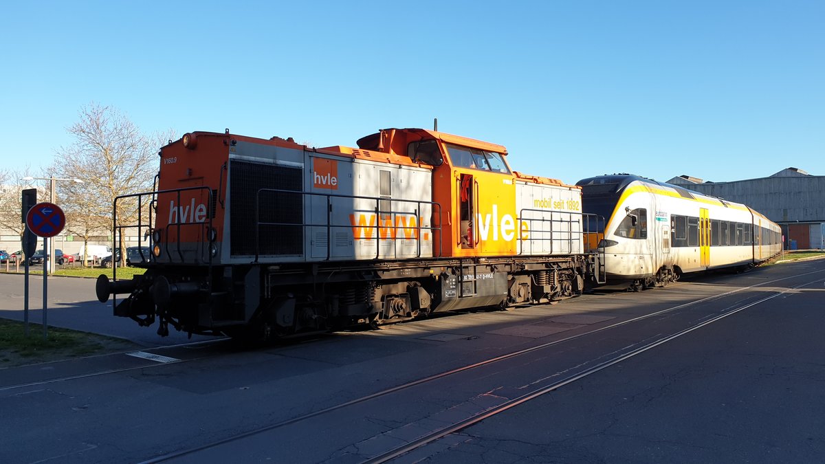 Am 01.04.2019 lieferte die HLVE-Lokomotive 160.9 (92 80 1203 141-7 D-HVLE) einen Eurobahn-FLIRT-Triebzug früh um 08.23 Uhr mit der Nummer ET 5.13 zur Stadler Reinickendorf GmbH zur Instandsetzung/Aktualisierung (z.B. Einbau von WLAN usw.) an. Der Zug bestand aus den Wagen 94 80 0428 112-7 D-ERB (ET 5.13a), Wagen 94 80 0828 312-9 D-ERB (EM 5.13a), Wagen 94 80 0828 212-1 D-ERB (EM 5.13b) sowie Wagen 94 80 0428 612-6 D-ERB (ET 5.13b).

Zugleich stand auf dem Gelände noch der 6. Wagenkasten des kanadischen Luxuszuges  Rockey Mountaineer  auf einem Lkw.

Nach ein paar Rangierumsetzungen zog die gleiche Zugmaschine den Eurobahn-FLIRT-Triebzug ET 5.12 aus der Halle und verliess das Reinickendorfer Industriegelände in Richtung Wustermark. Der Zug bestand aus den Wagen 94 80 0428 111-9 D-ERB (ET 5.12a), Wagen 94 80 0828 311-1 D-ERB (EM 5.12a), Wagen 94 80 0828 211-3 D-ERB (EM 5.12b) sowie Wagen 94 80 0428 611-8 D-ERB (ET 5.12b).
