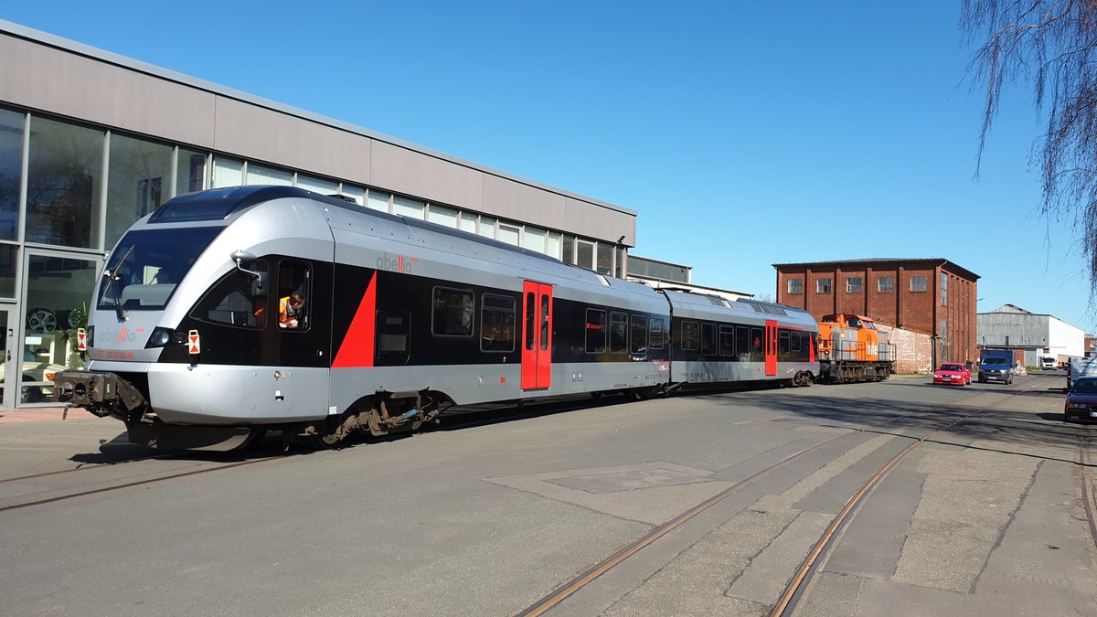 Am 01.04.2019 war gegen 12.00 Uhr die Lokomotive hlve 160.9 wieder zurück in Berlin-Reinickendorf und hatte den Abellio FLIRT-Triebzug ET 22 2102 am Haken. 
Der Kurzzug bestand aus den Wagen 94 80 0826 101-8 D-ABRN (ET 22 2102-B) und Wagen 94 80 0426 101-2 D-ABRN (ET 22 2102-A).
Auf der Rückfahrt nahm die Zugmaschine einen weiteren Triebzug von Abellio mit (diese Daten sind leider nicht bekannt).