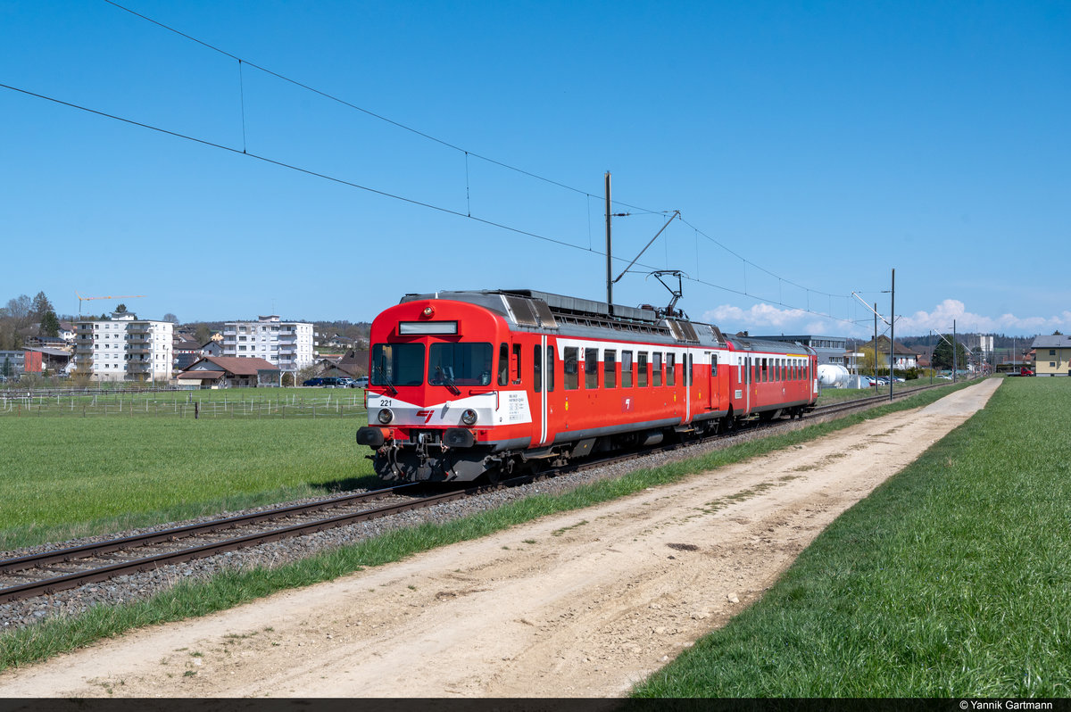 Am 01.04.2021 ist CJ/BLS RBDe 566 I 221 unterwegs als Mittagsverstärker auf der Linie Porrentruy - Bonfol und konnte hier kurz nach der Kurzwende in Alle aufgenommen werden.