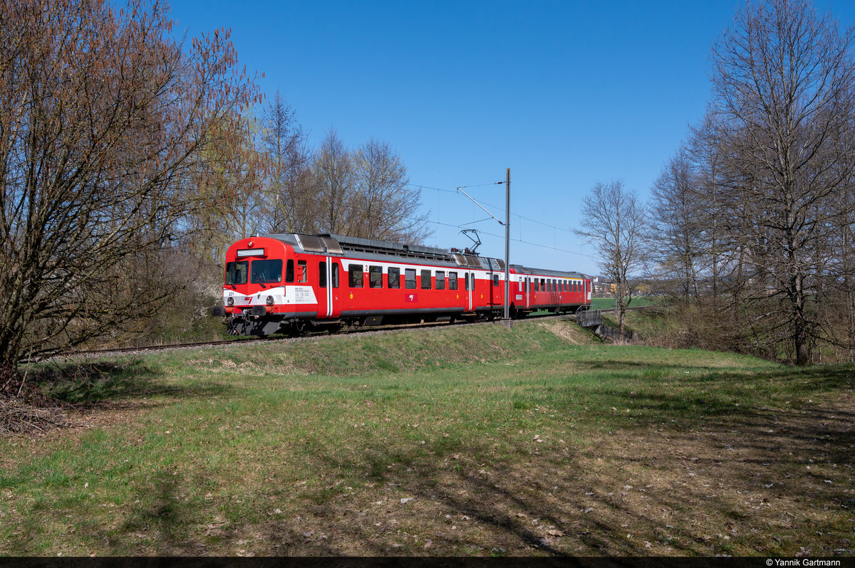 Am 01.04.2021 ist CJ/BLS RBDe 566 I 221 unterwegs als Regio auf der Linie Porrentruy - Bonfol und konnte hier zwischen Alle und Porrentruy aufgenommen werden.