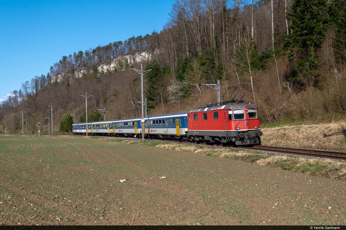 Am 01.04.2021 ist für die EW I Komposition von SBB Re 420 139-8 der letzte Einsatz als S-Bahn Verstärker 17082 von Basel SBB nach Delémont und konnte hier bei Bärschwil aufgenommen werden. Anschliessend wurde die Komposition von Delémont über Basel nach Olten überführt und abgestellt.