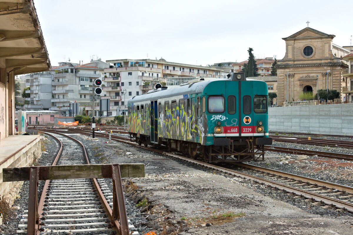 Am 01.04.2023 erreicht ALn 668 3229 als R 12936 Siracusa-Gela den Bahnhof Ragusa. 