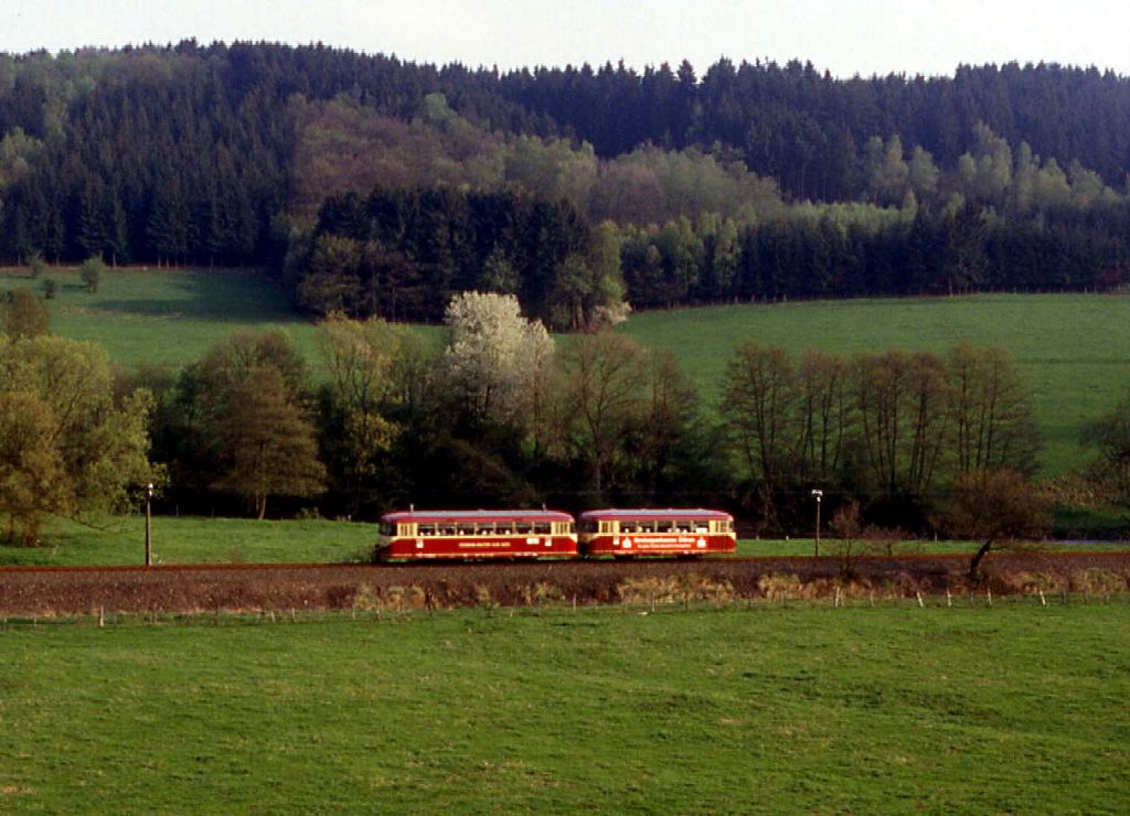 Am 01.05.1987 fand in Dieringhausen ein Bahnhofsfest mit Pendelfahrten nach Waldbröl und Derschlag statt. Hier ist der 795 627 des Eisenbahnamateurclubs Jülich bei Wiehl unterwegs.