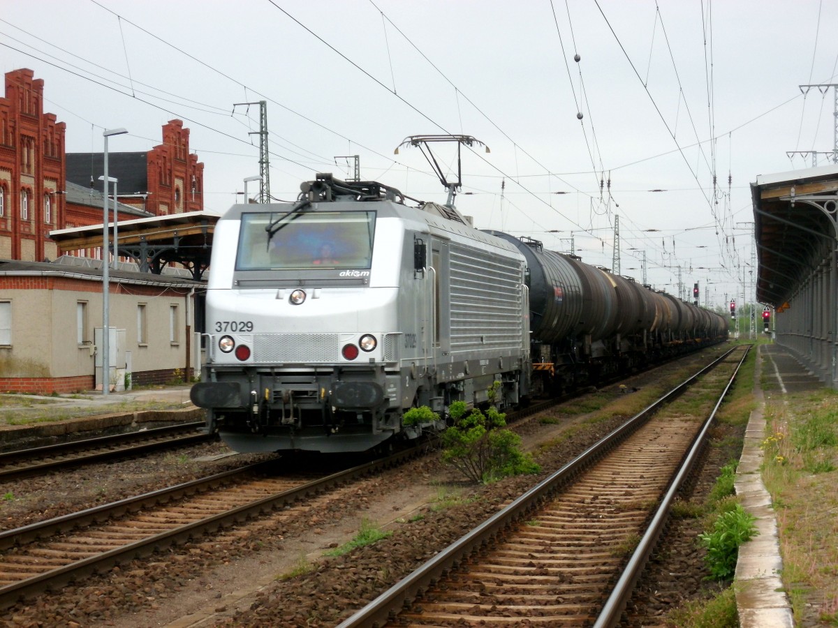 Am 01.05.2014 kam E 37 029 mit einem Kesselzug aus Richtung Magdeburg nach Stendal und fuhr weiter in Richtung Wittenberge. 