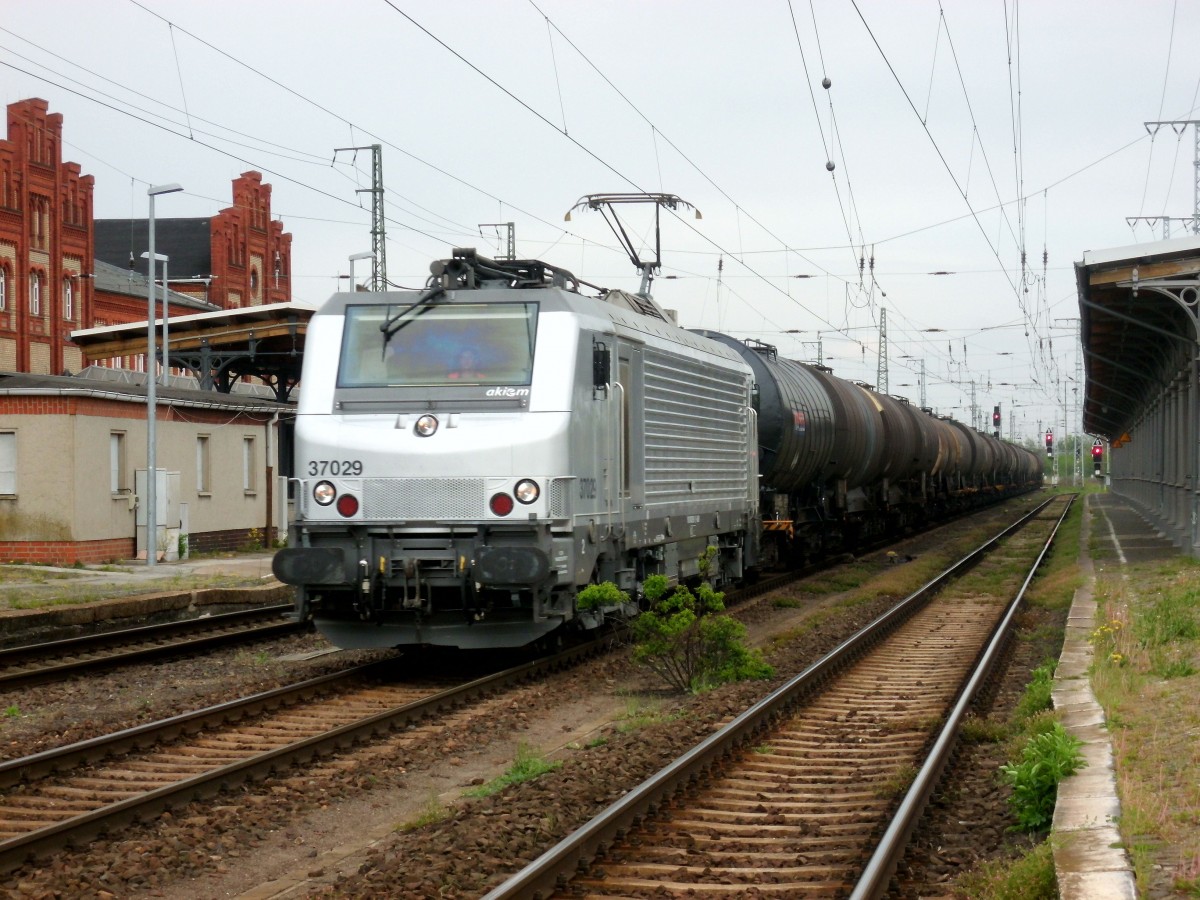 Am 01.05.2014 kam E 37 029 mit einem Kesselzug aus Richtung Magdeburg nach Stendal und fuhr weiter in Richtung Wittenberge. 