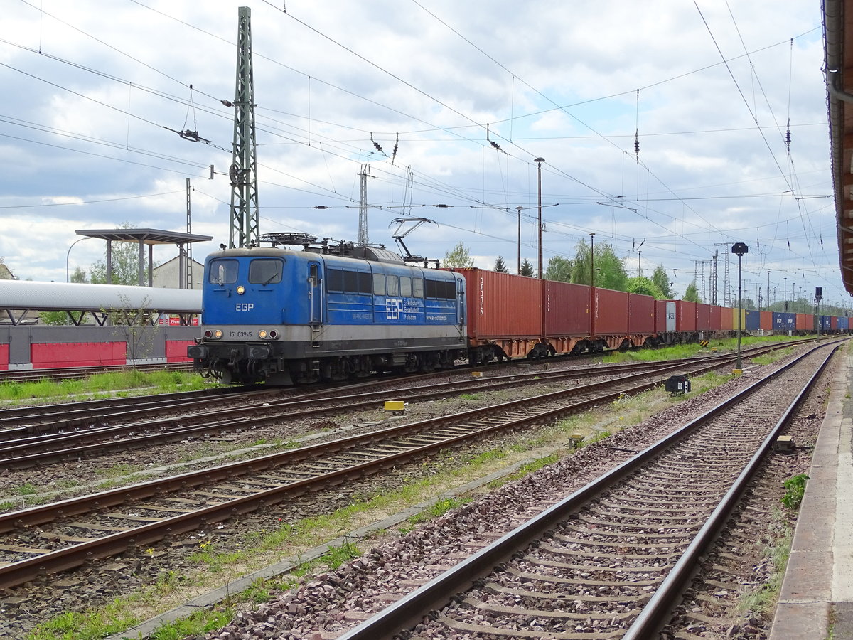 Am 01.05.2018 kam die 151 039 mit einem Containerzug aus Richtung Uelzen nach Stendal und fuhr weiter in Richtung Magdeburg.