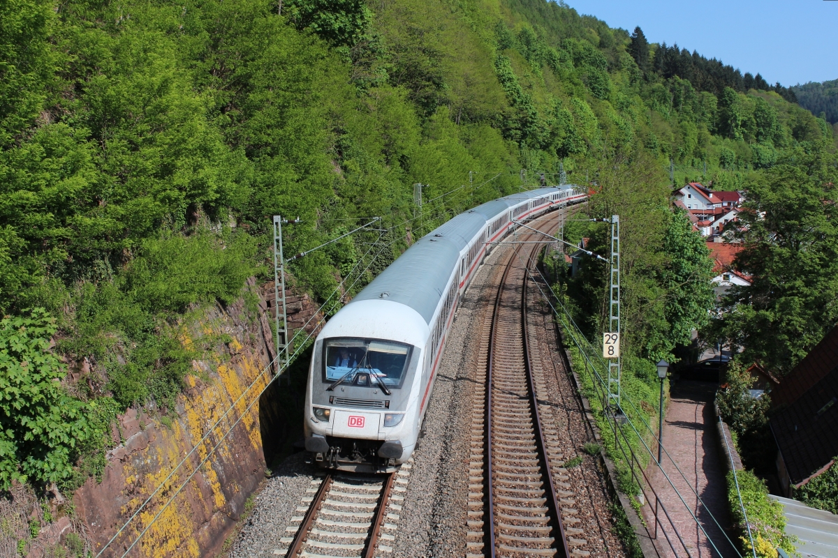 Am 01.05.2019 durchfährt IC 1116 nach Wiesbaden den Ort Zwingenberg in Richtung Heidelberg.