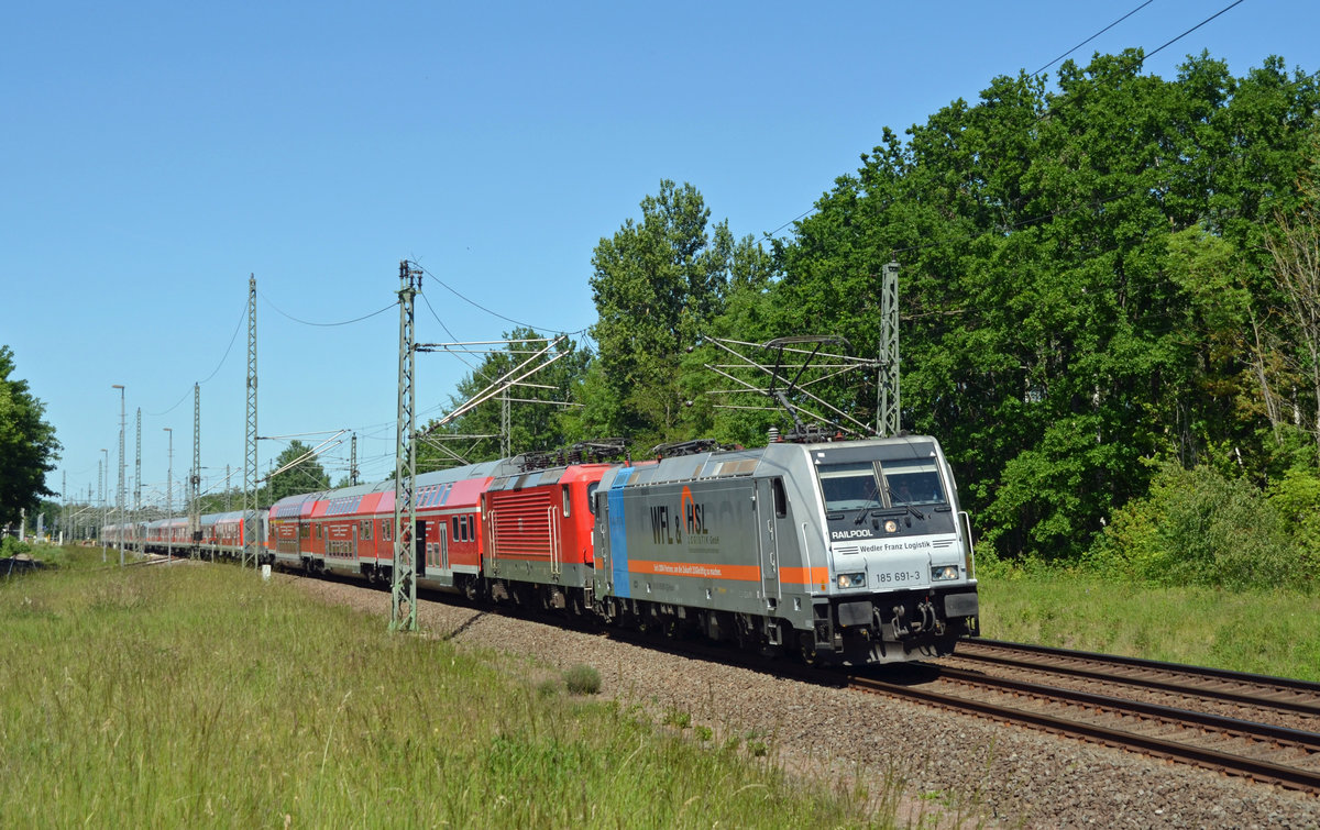Am 01.06.20 überführte die WFL Loks und Wagen für den Abellio-Ersatzverkehr im Raum Stuttgart von Wustermark bis nach Erfurt; dort wurde übernachtet und am nächsten Tag ging die Fahrt weiter. Neben der Zuglok 185 691 wurden noch 112 131, 185 677, 185 689 sowie drei Doppelstockwagen und einige n-Wagen mitgeführt.