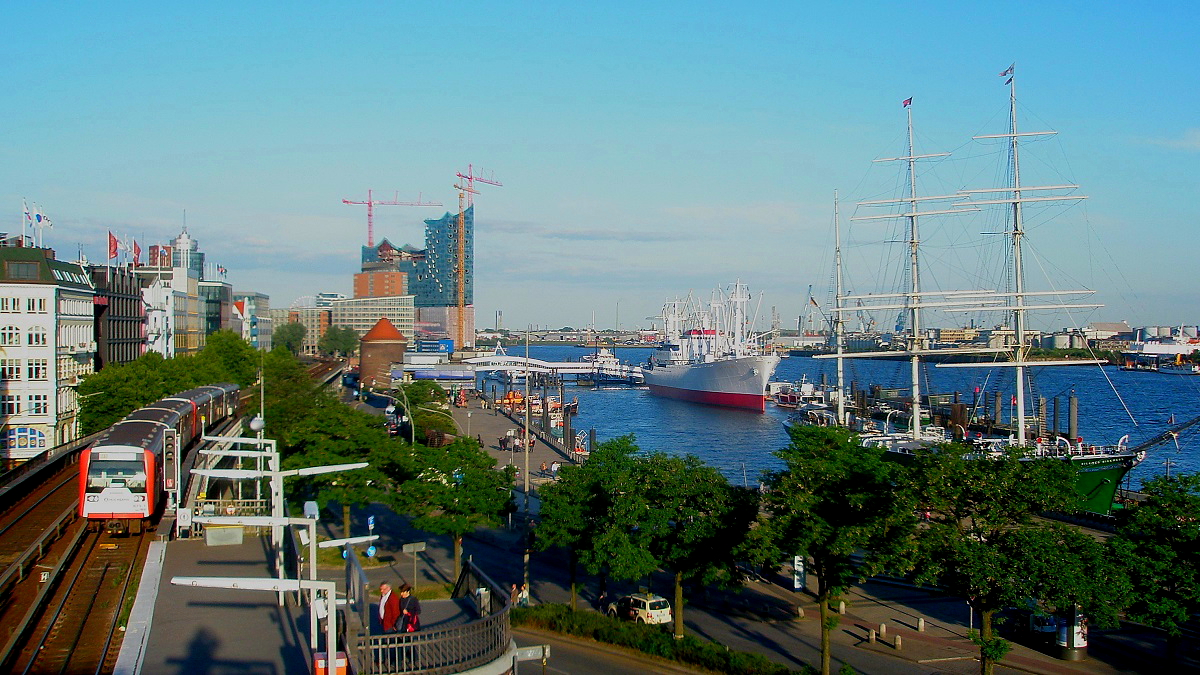Am 01.06.2011 fahren zwei DT4 der Hamburger Hochbahn von den Landungsbrücken in Richtung Baumwall. Im Hintergrund die Museumsschiffe Cap San Diego und Rickmer Rickmers.