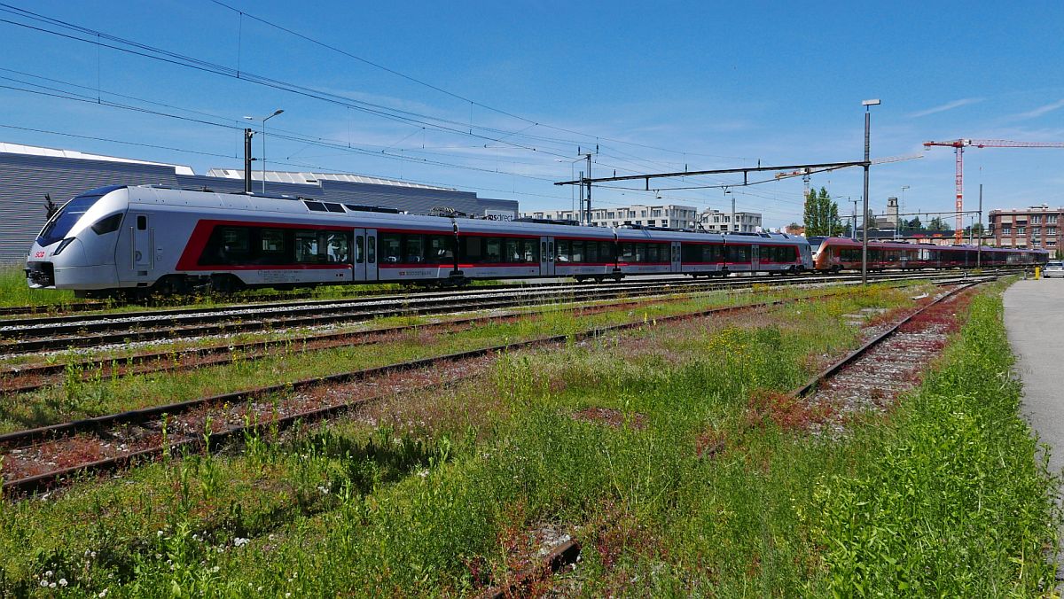 Am 01.06.2019 sind in Arbon der 4-teilige RABe 526 002 und 8-teilige RABe 526 206 / 106 der SOB abgestellt. Aufnahmestandort die öffentliche Zufahrt zu Gewerbebetrieben.