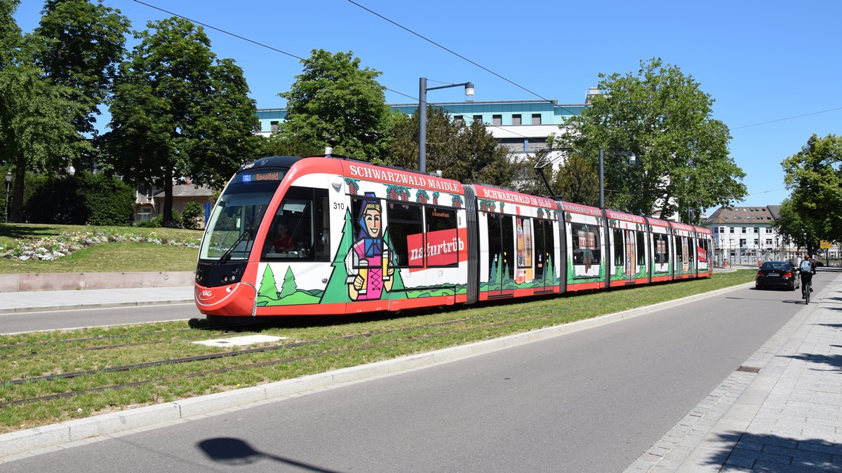 Am 01.06.2020 habe ich diese Straßenbahn CAF Urbos Nr. 310 in Freiburg im Breisgau aufgenommen. 
