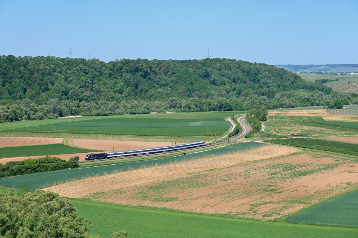Am 01.06.2021 ist ein TRI Ersatzzug als RE10 südlich von Lauffen in Richtung Stuttgart unterwegs.