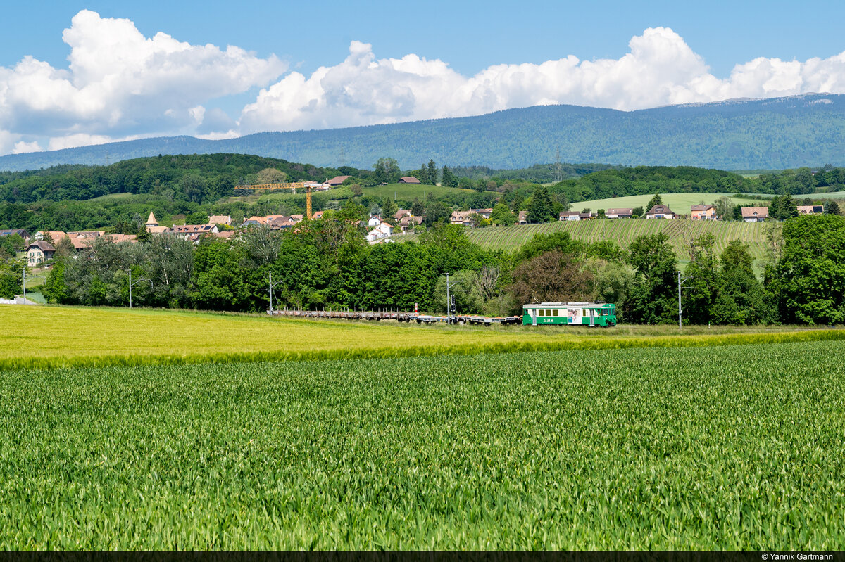 Am 01.06.2021 ist MBC Be 4/4 12 unterwegs mit leeren Panzertransportwagen und konnte hier bei Bussy-Chardonney aufgenommen werden.
