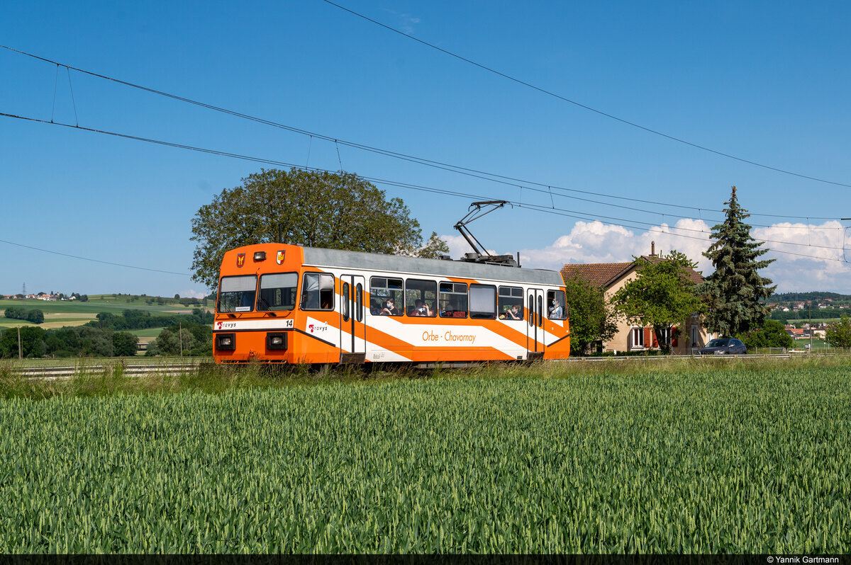 Am 01.06.2021 ist OC/Travys Be 2/2 14 unterwegs zwischen Chavornay und Orbe, dabei konnte ich das kleine Fahrzeug kurz nach der Abfahrt in Chavornay aufnehmen.