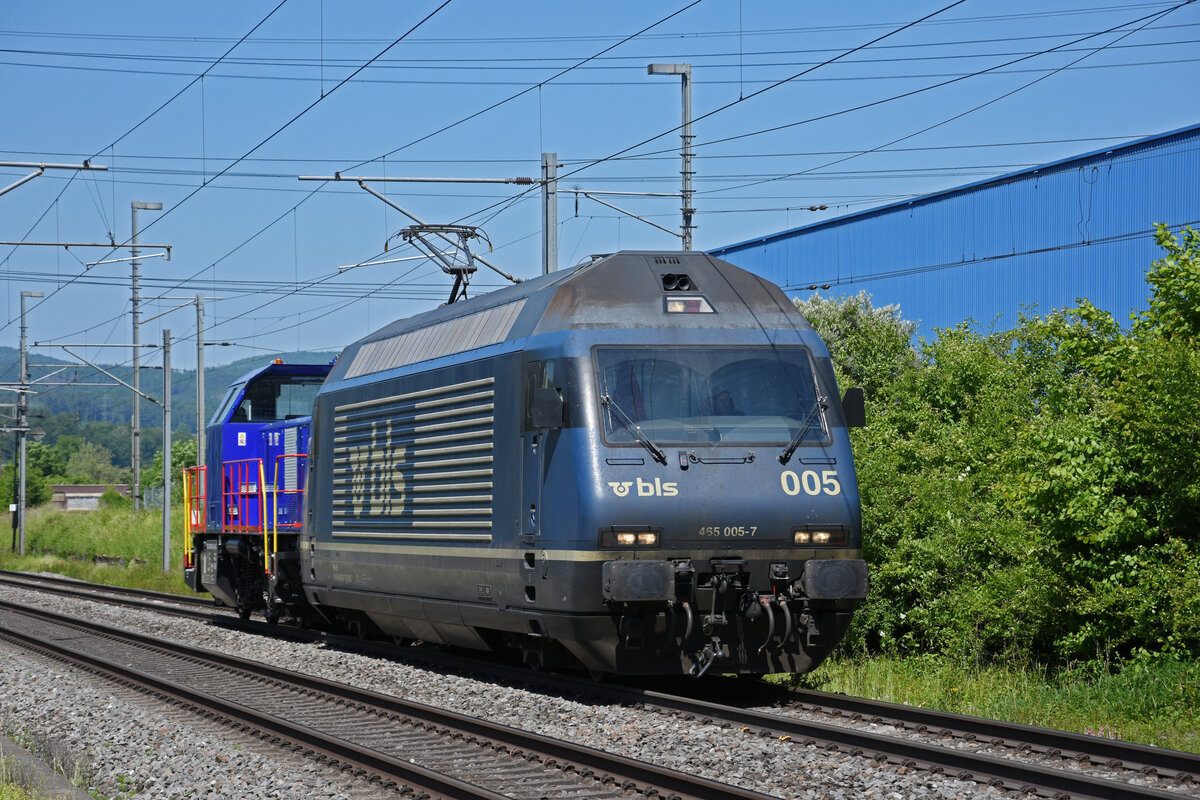 Am 01.06.2021 schleppt die Re 465 005-7 due Rangierlok 90 80 1002 102-4 Richtung Bahnhof Itingen.
