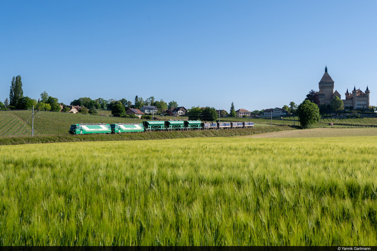 Am 01.06.2021 sind MBC Ge 4/4 III 21 und Ge 4/4 III 22 unterwegs mit dem Trains de marchandises réguliers de graviers und konnten hier bei Vufflens le Château aufgenommen werden.