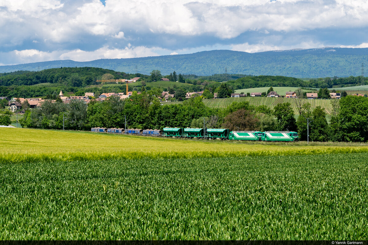 Am 01.06.2021 sind MBC Ge 4/4 III 21 und Ge 4/4 III 22 unterwegs mit dem Trains de marchandises réguliers de graviers und konnten hier bei Bussy-Chardonney aufgenommen werden.