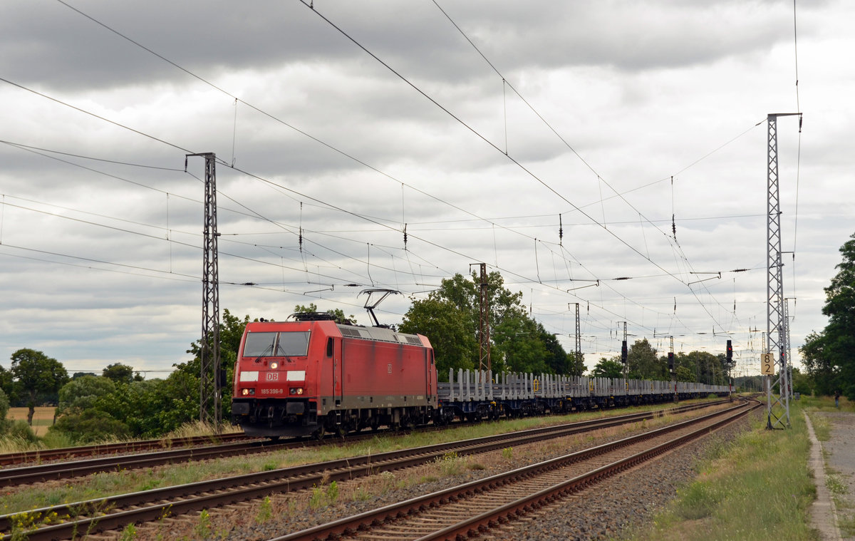 Am 01.07.20 führte 185 396 einen mit Stahlplatten beladenen Rungenwagenzug durch Saarmund Richtung Potsdam.