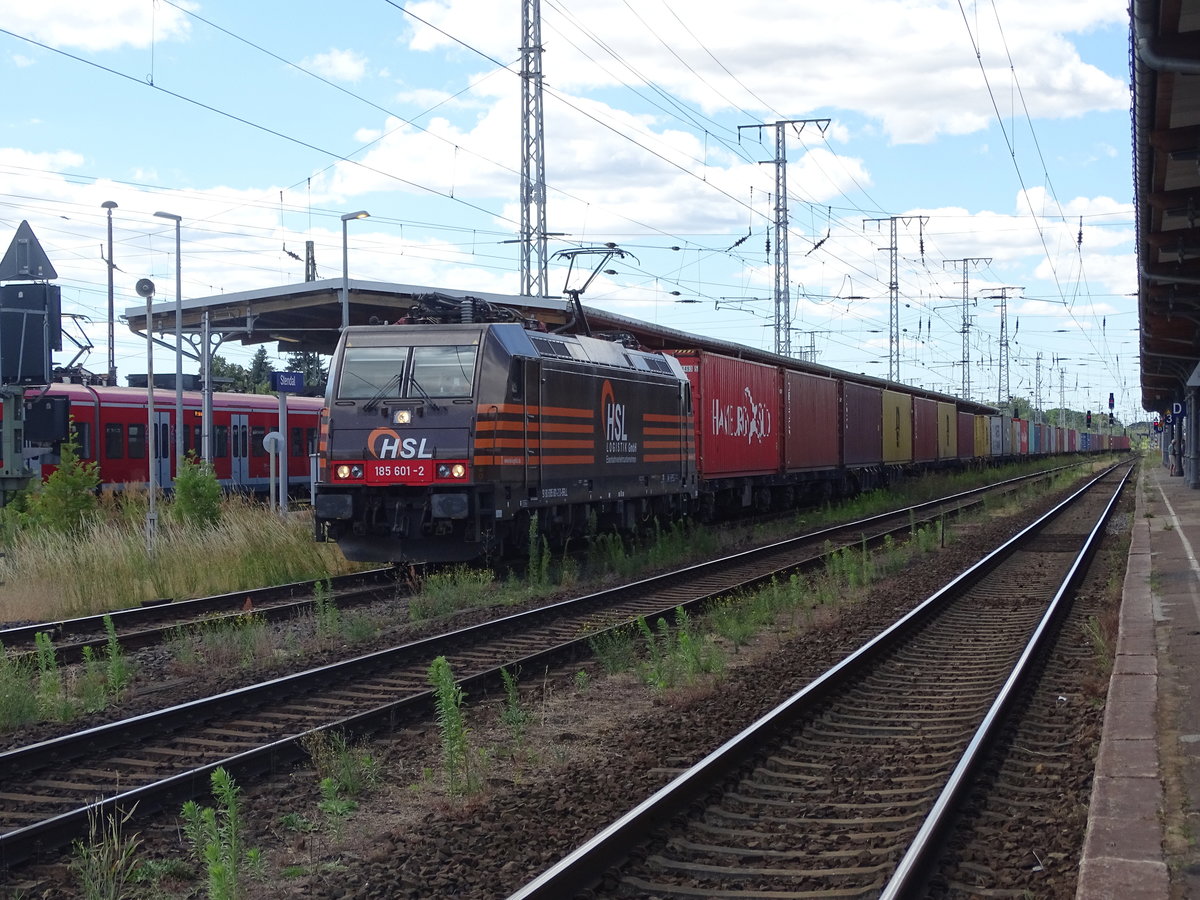 Am 01.07.2018 kam die 185 601 mit einem Containerzug aus Richtung Uelzen nach Stendal und fuhr weiter in Richtung Magdeburg. 