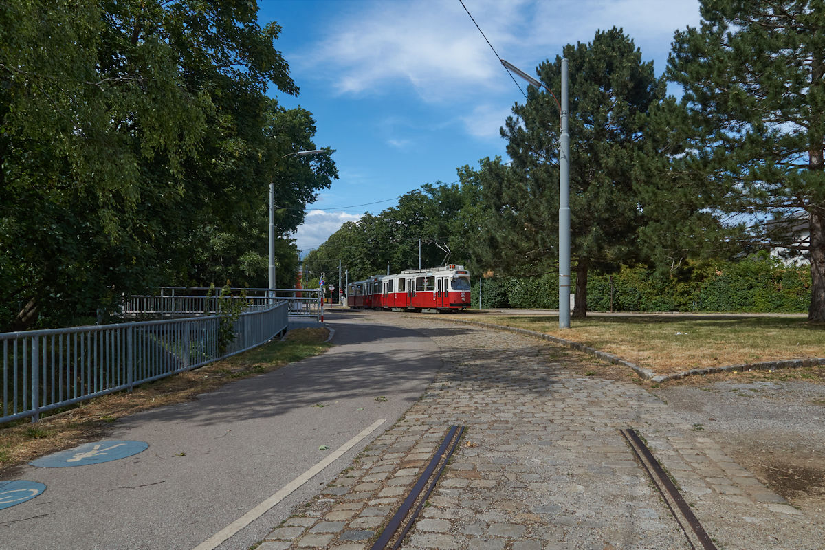 Am 01.07.2021 hat ein E2-c5-Zug der Wiener Linien, bestehend aus E2 4042 und c5 1442, als Linie 60 die Endhaltestelle Rodaun angekommen. Bis 1967 ging es von hier weiter nach Mödling. Reste der ehemaligen Wendeschleife sind noch heute zu finden.