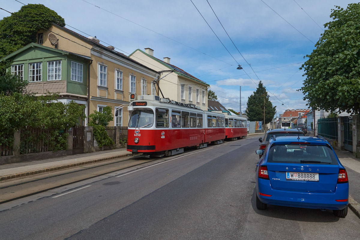 Am 01.07.2021 näherte sich ein E2-c5-Zug der Wiener Linien, bestehend aus E2 4050 und c5 1450 der Endhaltestelle Rodaun. Gerade fuhr der Zug durch die Ketzergasse. (Kennzeichen verfremdet)