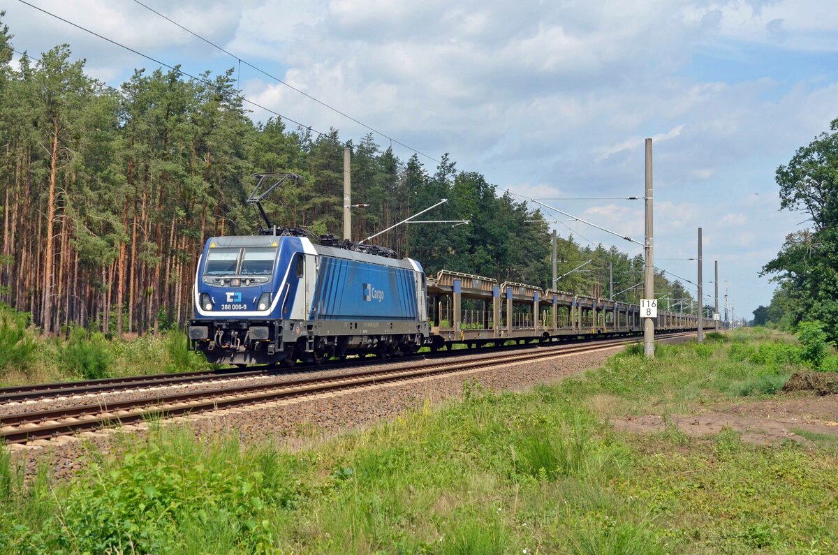 Am 01.07.23 schleppte 388 006 einen leeren BLG-Autozug aus dem nahen Falkenberg(E) kommend durch Marxdorf Richtung Zeithain.