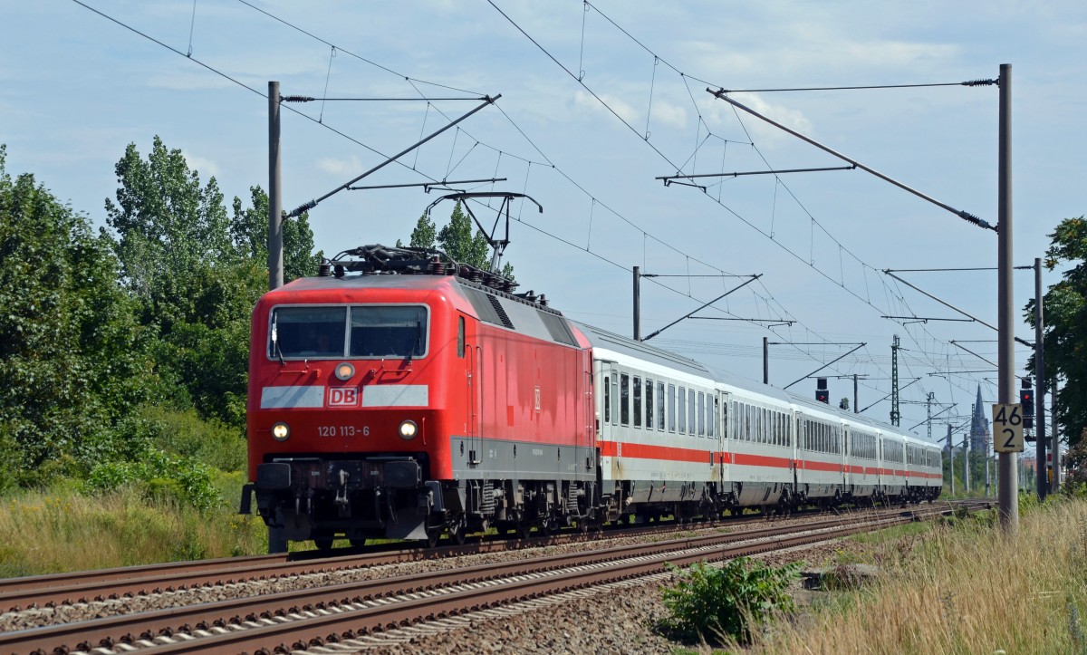 Am 01.08.15 zog 120 113 einen wegen Bauarbeiten über Dessau umgeleiteten IC durch Greppin Richtung Bitterfeld.