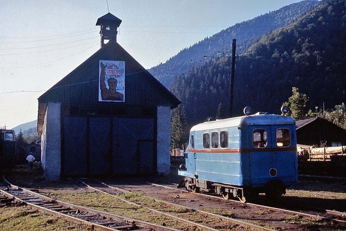Am 01.08.1994 ist ein Dienstfahrzeug der Waldbahn Tereswatal vor dem Lokschuppen in Ust-Tschorna abgestellt (ungefähre Positionsangabe). Hammer und Sichel auf dem Plakat über den Schuppentoren sind inzwischen überklebt worden...