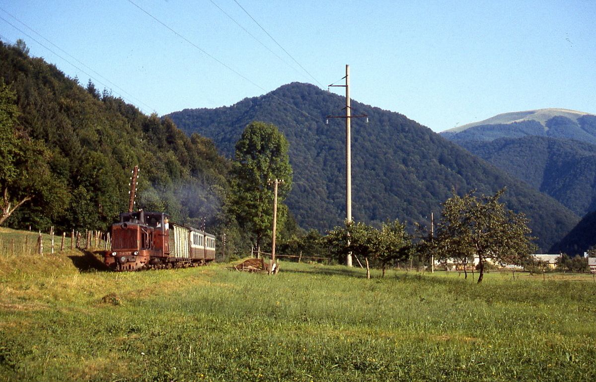 Am 01.08.1994 zuckelt Tu4-2075 der Waldbahn Tereswaltal mit ihrem Zug durch das Tereswatal von Tereswa nach Ust-Tschorna. Die Bahn hat eine wechselvolle Geschichte: Von der Eröffnung 1887 bis 1918 gehörte sie zum ungarischen Teil der k.u.k. Monarchie, von 1918 bis 1945 lag sie auf tschechischem Staatsgebiet und gelangte als Folge der Grenzziehungen nach dem zweiten Weltkrieg zur Sowjetunion. Seit 1991 gehört das Tereswatal zur Ukraine.