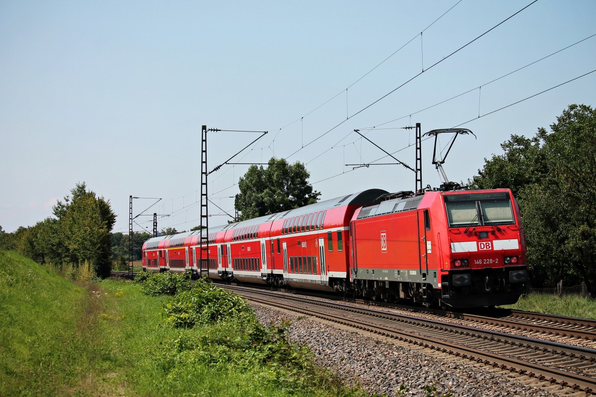 Am 01.08.2014 fuhr 146 228-2 mit einem RE (Schliengen - Offenburg) bei Schliengen seinem nächsten Zwischenhalt in Emmendingen entgegen.