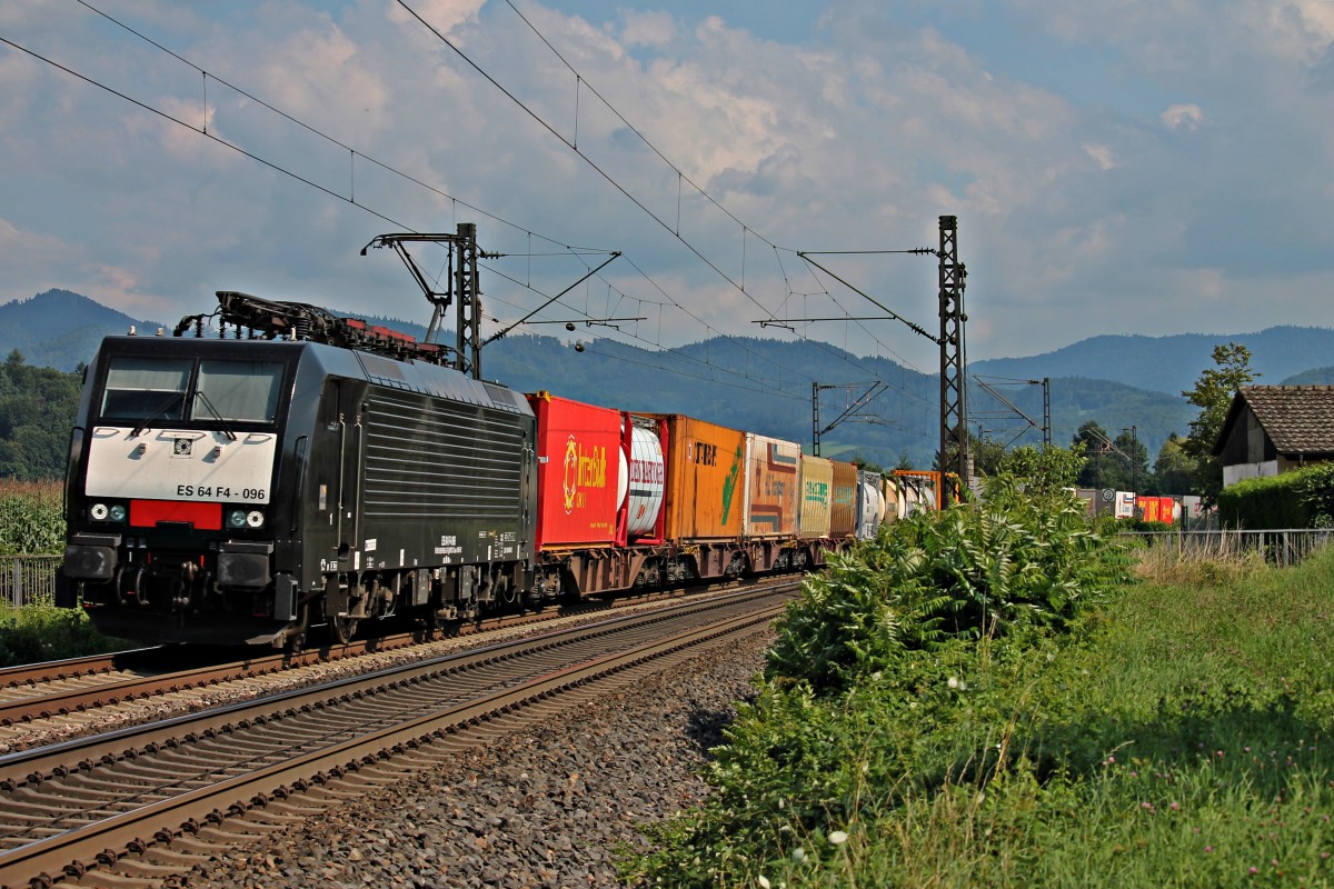 Am 01.08.2014 fuhr MRCE/SBB Cargo International ES 64 F4-096 (189 996) mit einem Containerzug durch die Ortschaft Kollmarsreute auf der KBS 703 durch.