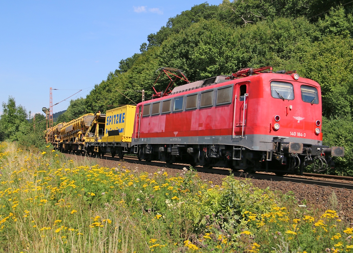 Am 01.08.2015 befand sich die 140 184-3 noch nicht lange im Besitz der ELV. Heut sieht sie schmucker aus. Hier ist sie mit einem Spitzke-Bauzug in Fahrtrichtung Süden unterwegs. Aufgenommen zwischen Friedland(HAN) und Eichenberg.
