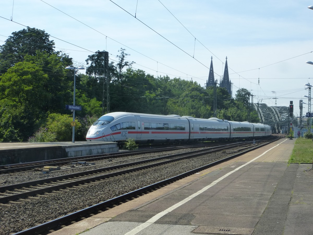 Am 01.08.2015 fuhr ein ICE durch den Bahnhof Köln Messe/Deutz.
