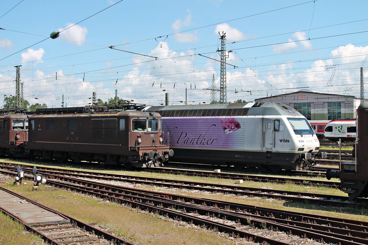 Am 01.08.2016 stand Re 4/4 185 (425 185-6)  Lalden  zusammen mit BLSC/railcare Re 465 017-2  Pink Panther  und weiteren BLSC Loks abgestellt in Basel Bad Bf und warteten auf ihren nächsten Einsatz.