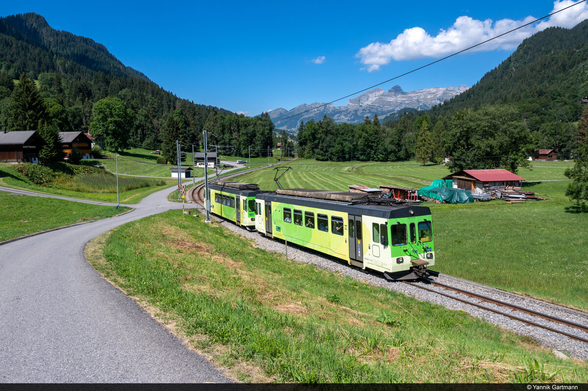 Am 01.08.2022 sind TPC BDe 4/4 402 und BDe 4/4 401 unterwegs nach Aigle und konnten hier bei Plan Morier (Vers l'Eglise) aufgenommen werden