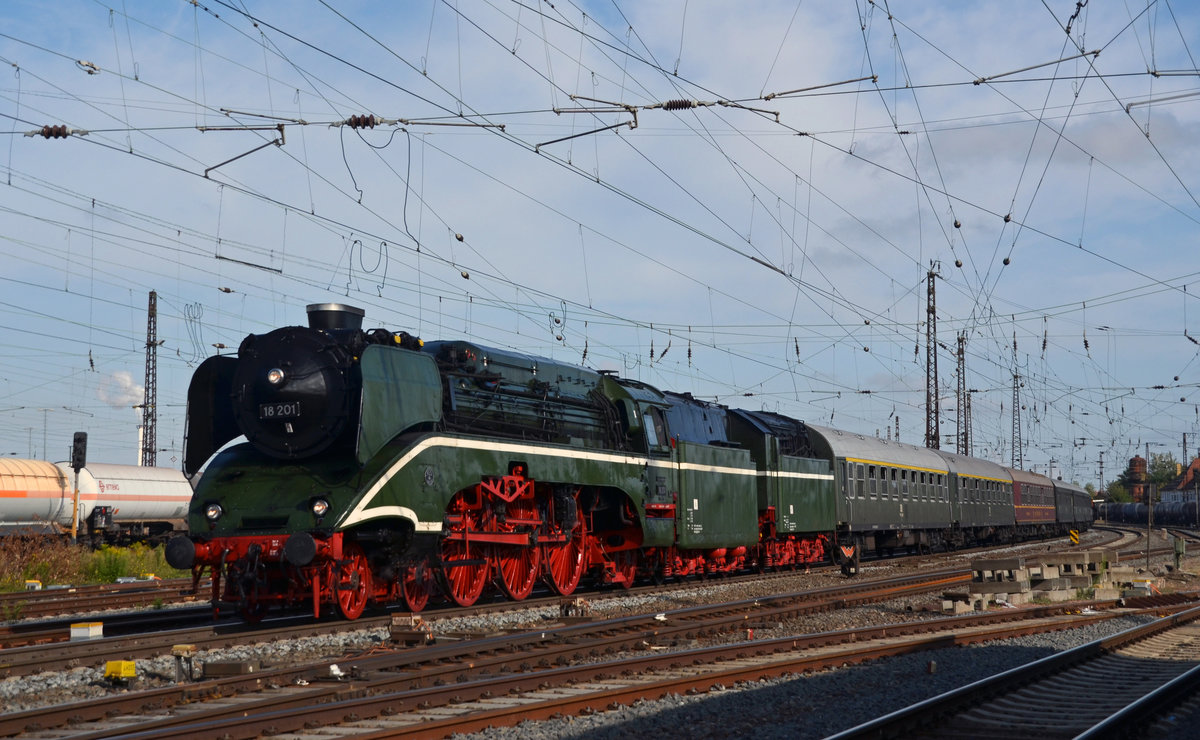 Am 01.09.18 setzte 18 201 den vorderen Teil ihres Sonderzuges in Großkorbetha zurück an den Bahnsteig. Wegen einer Zugtrennung waren mehrere Rangierfahrten notwendig.