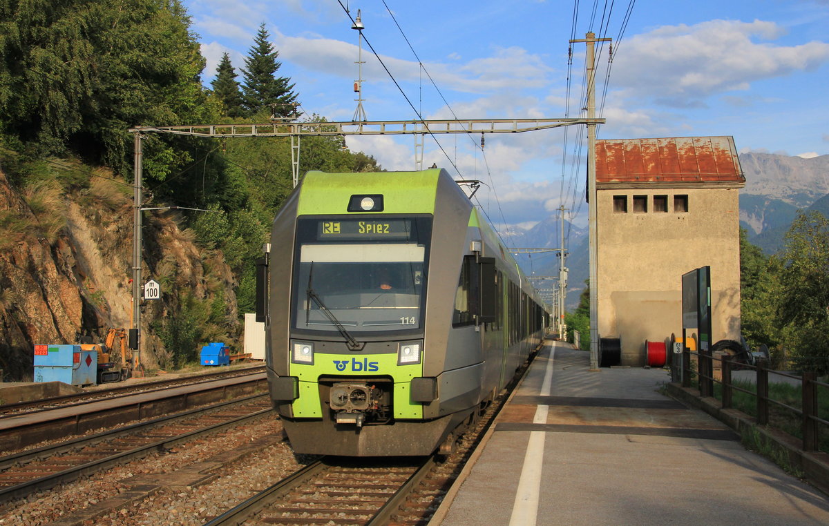 Am 01.09.2013 erreicht 535 114 als RE Brigg-Spiez den Bahnhof Ausserberg. 