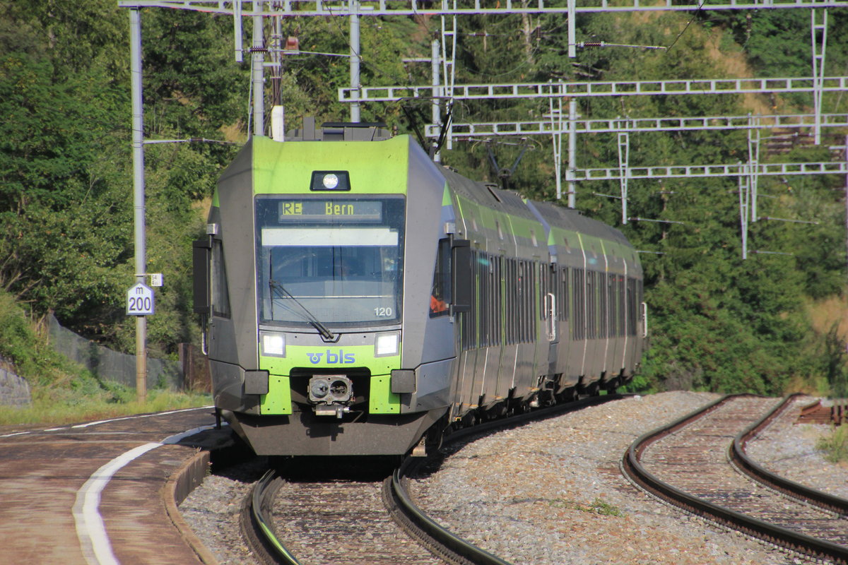 Am 01.09.2013 erreicht BLS RABe 535 120 als RE Brig-Bern den Bahnhof Hohtenn. 