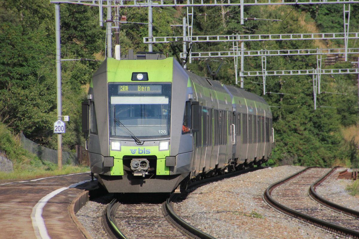 Am 01.09.2013 erreicht BLS RABe 535 120 als RE Brig-Bern den Bahnhof Hohtenn. 