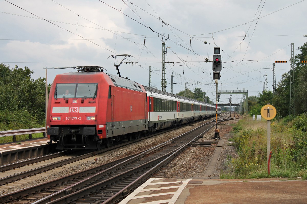 Am 01.09.2014 fuhr 101 079-2 mit dem EC 7 (Hamburg Altona - Zürich HB (Chur HB)) durch den Bahnhof von Orschweier seinem nächsten Zwischenhalt in Freiburg entgegen.