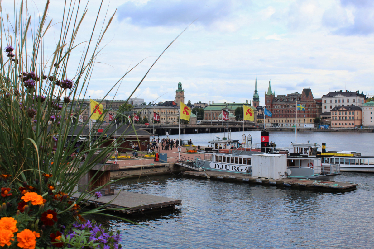 Am 01.09.2018 überquert Snabbtåg 630 aus Stockholm die Norra Järnvägsbron über den Mälarsee und wird wenige Augenblicke später seinen Endbahnhof Stockholm erreichen.