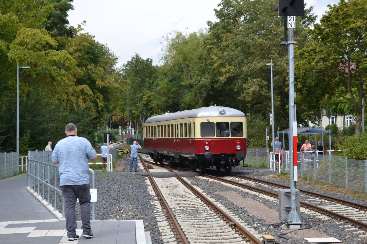 Am 01.09.2019 wurde es historisch auf den Gleisen der Ilmebahn GmbH in Einbeck. Ein sogenannter Esslinger Triebwagen T 62 des Vereins Braunschweiger Verkehrsfreunde fuhr durch die Bahnstation Einbeck Mitte weiter zum Haltepunkt am PS.Speicher. Leider ließ sich nicht die Sonne blicken, kein optiomales Photowetter.